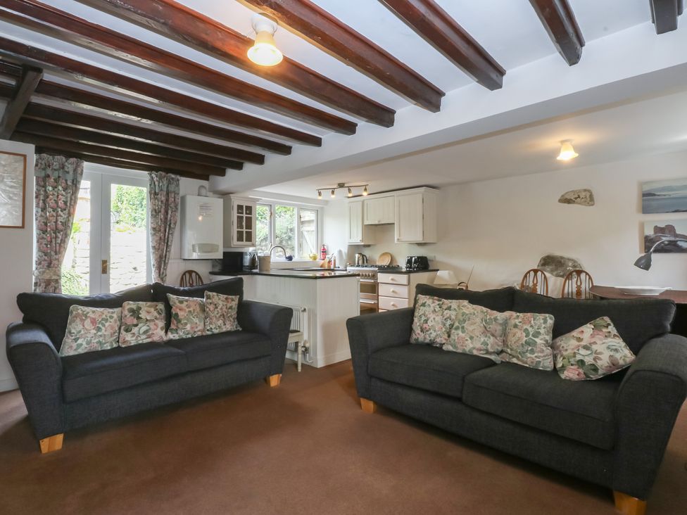 A living room with kitchen area at Y Bwthyn in Criccieth