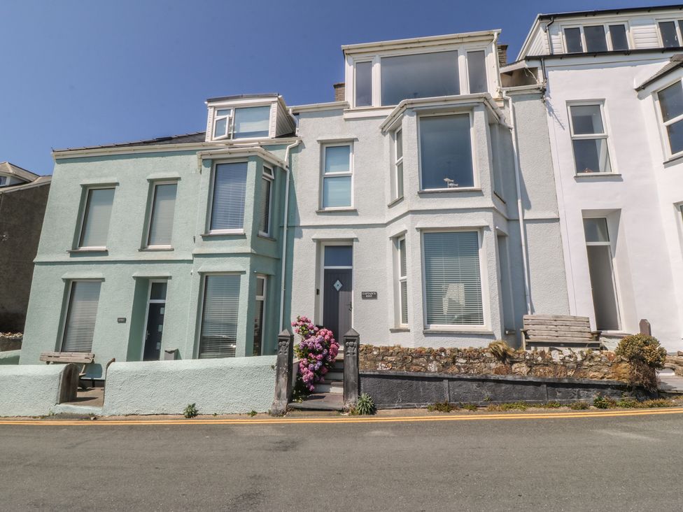 A house with windows and a door at Captain's Rest in Criccieth