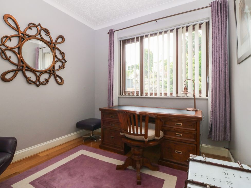 An office with a desk and chair at Gwylan Uchaf in Y Felinheli