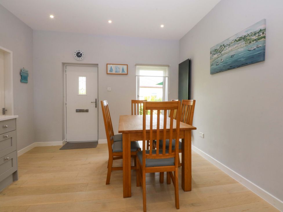 A dining area with a table and chairs at Menai Cottage in Brynsiencyn
