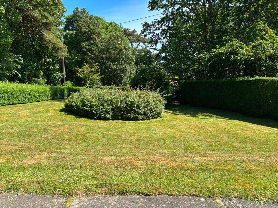 A garden with grass and hedges at Ty Bryn - Nefyn Morfa Nefyn