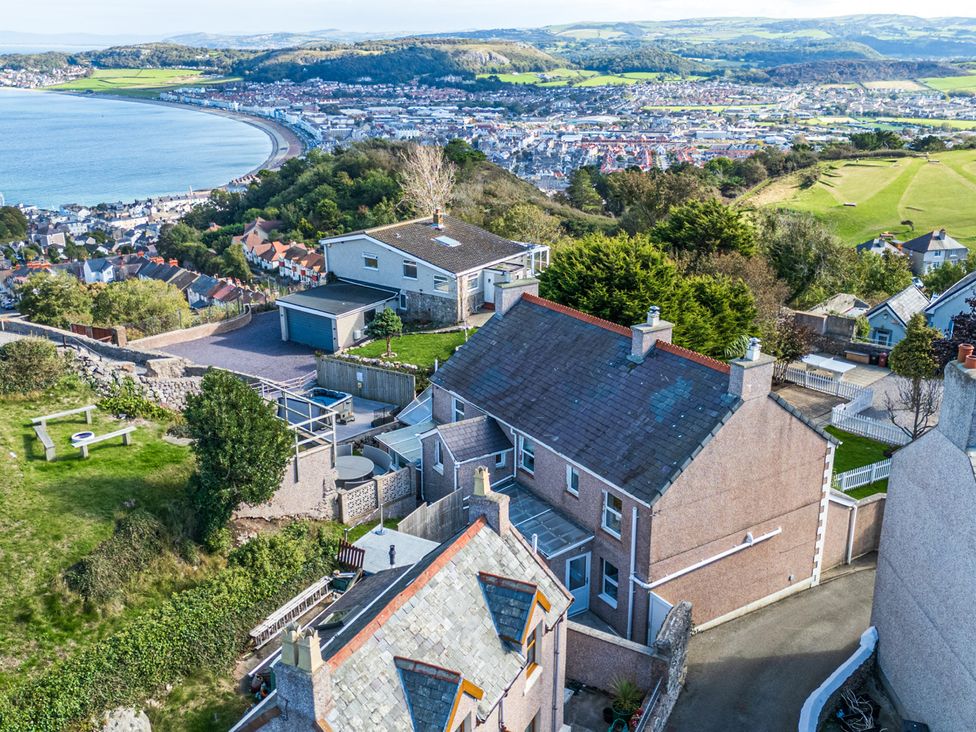 An outdoor view of houses and landscape at Ty Bach, Great Orme Llandudno