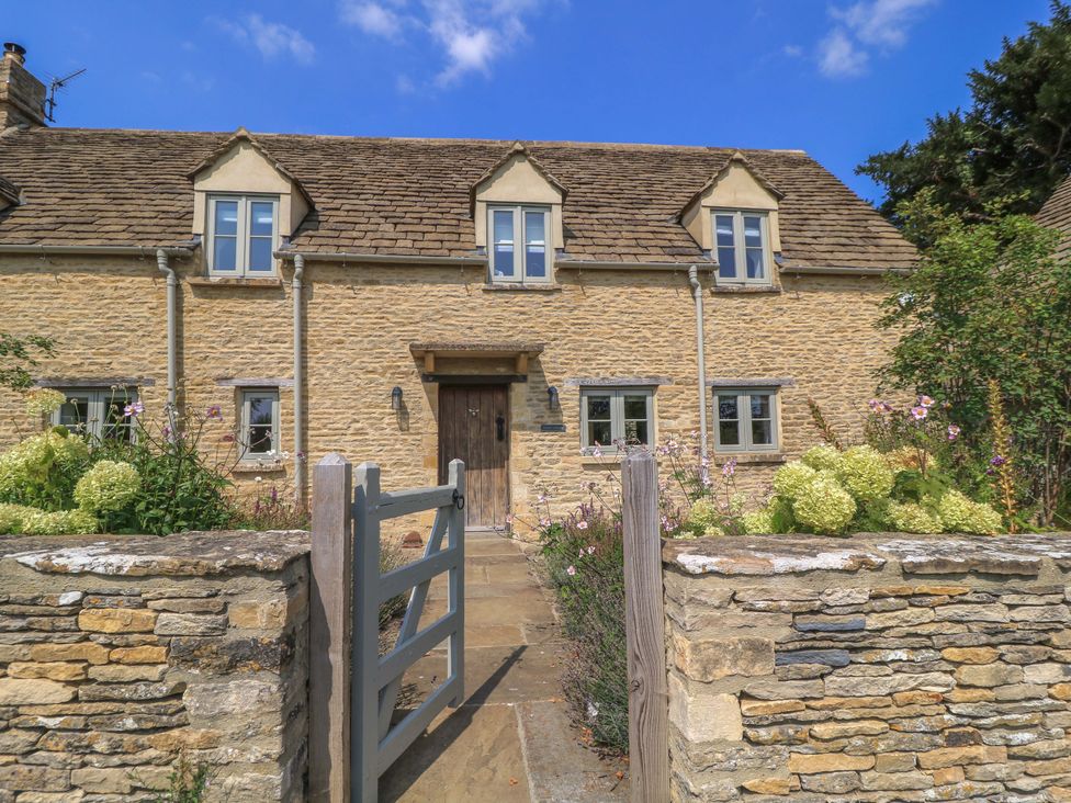 A house with a garden and gate at Easter Cottage in Burford