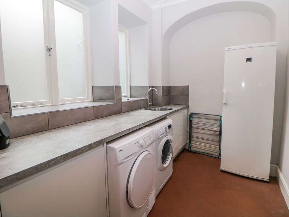 A utility room with a washing machine and sink at Gulliver's (76) Matlock