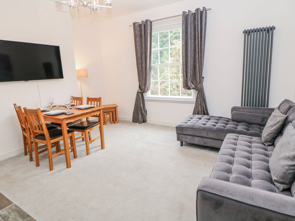 A living room with a dining table and chairs at Abraham in Matlock