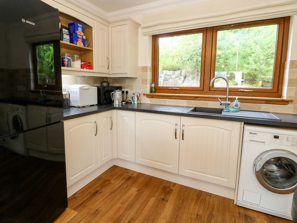A kitchen with cabinets and appliances at Thistle Do in Lochailort