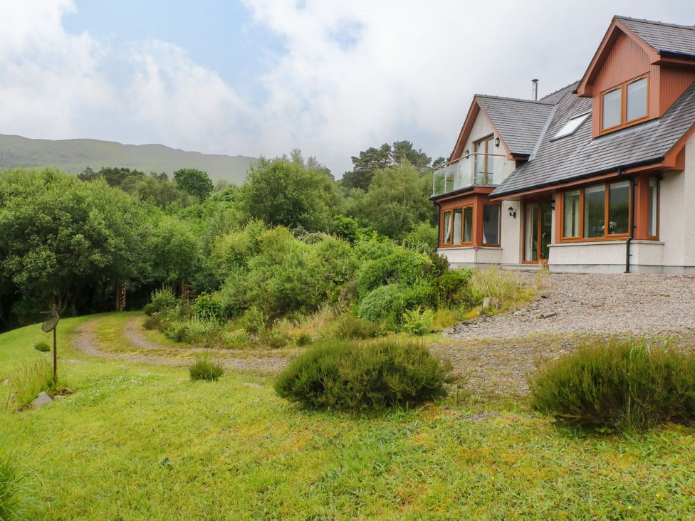 A house with a garden and driveway at Thistle Do Lochailort