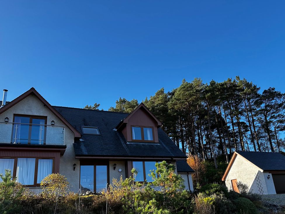 A house with windows and a balcony at Thistle Do Lochailort