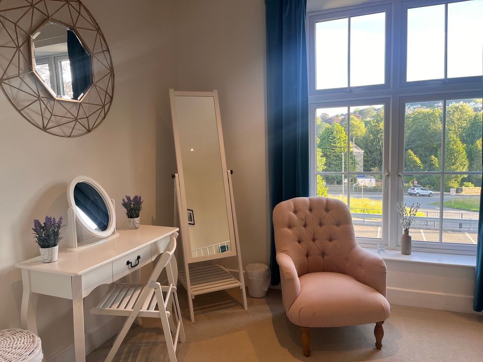 A bedroom with a dressing table and chair at Cherrywood Manor in Bodmin