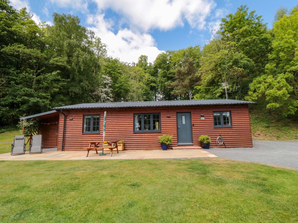 A lodge with patio furniture at Ryedale Country Lodges - Hazel Lodge Kirkbymoorside