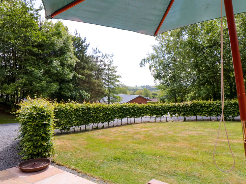 A view of grass and trees under an umbrella at Ryedale Country Lodges - Willow Lodge Kirkbymoorside