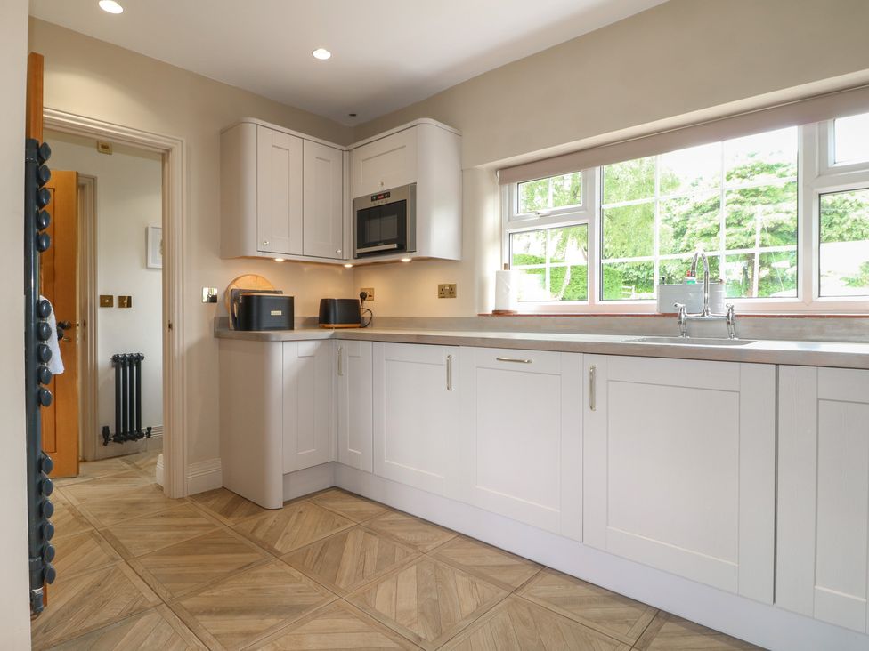 A kitchen with cabinets and appliances at Ivet Lowe in Hopton near Wirksworth