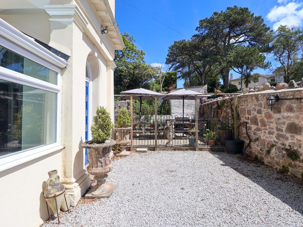 A garden area with gravel and seating at Holcombe House in Torquay