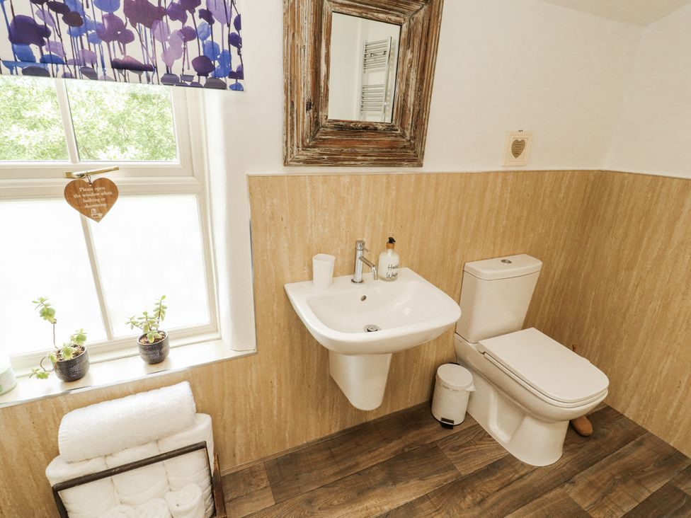 A bathroom with a sink and toilet at Corner Cottage Ingleton