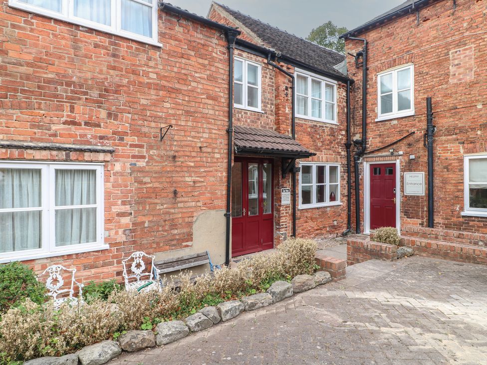 An outdoor area with brick walls and a pathway at Hambleton House in Castle Donington