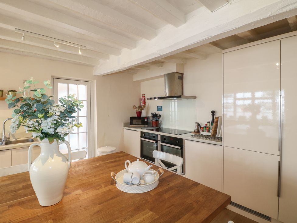 A kitchen with a table and chairs at Hambleton House in Castle Donington