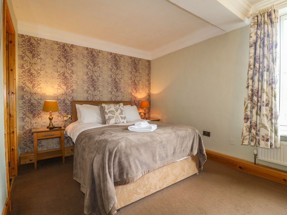 A bedroom with a bed and bedside table at Hambleton House Castle Donington