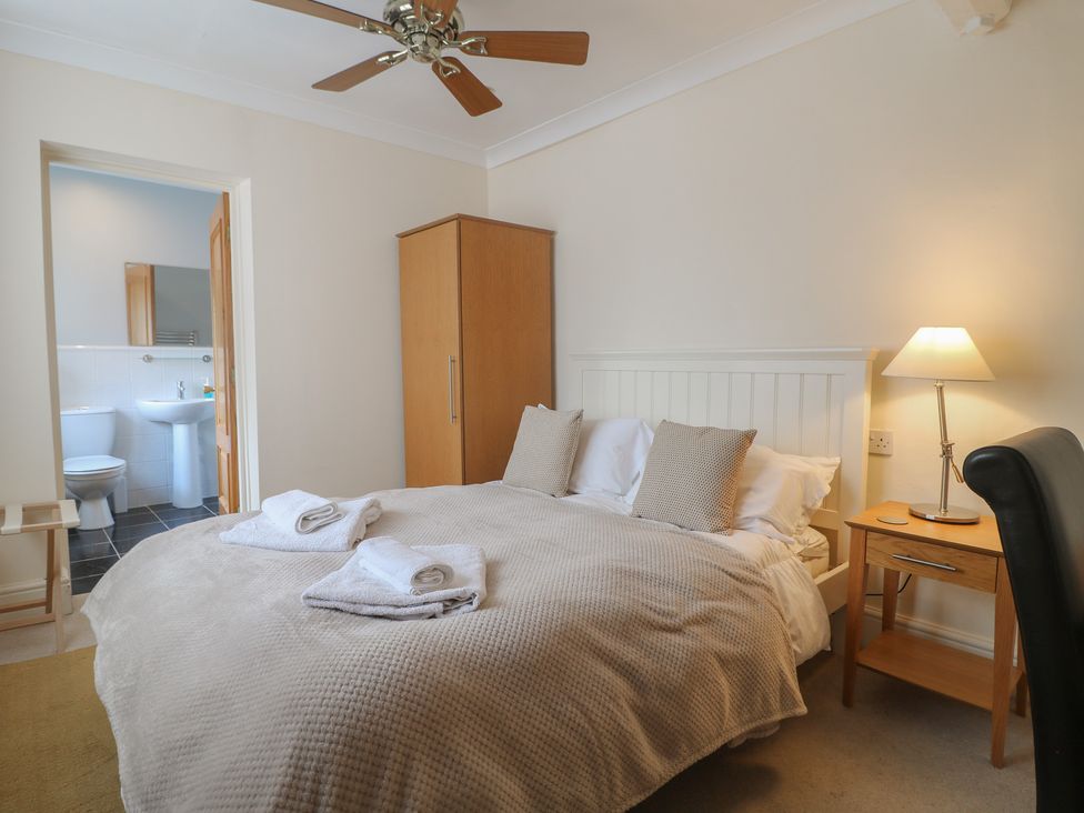 A bedroom with a bed and en-suite bathroom at Hambleton House in Castle Donington
