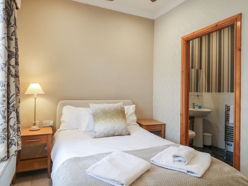 A bedroom with a bed and bedside table at Hambleton House, Castle Donington