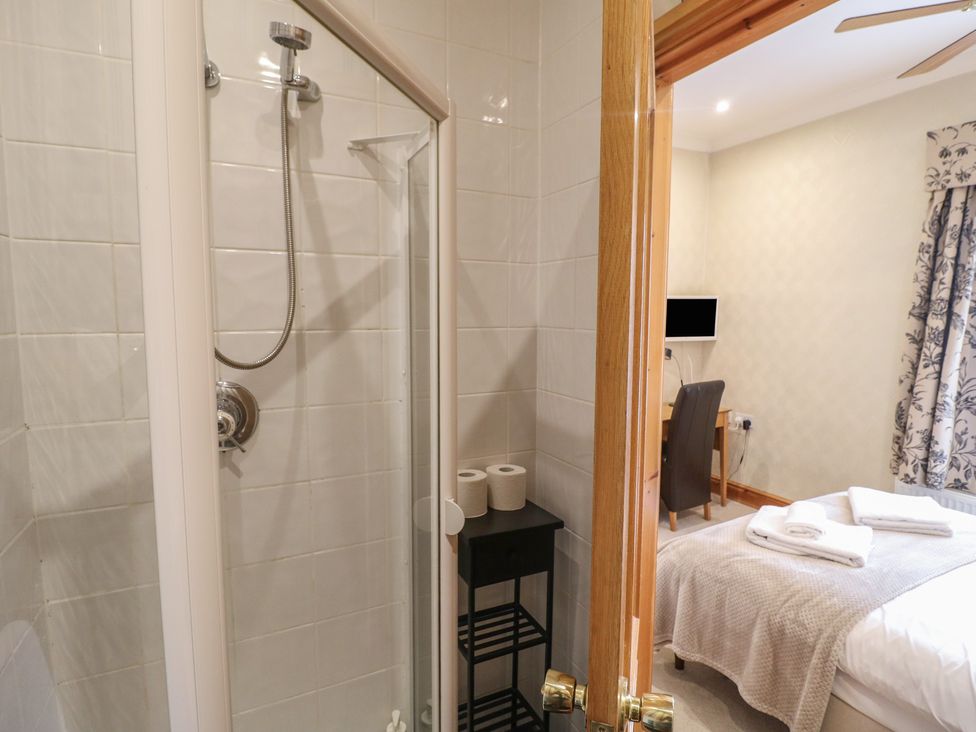A bedroom with a shower and bathroom features at Hambleton House in Castle Donington