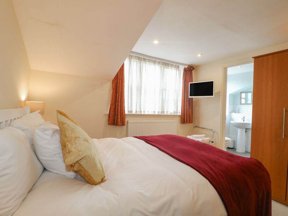 A bedroom with a bed and TV at Hambleton House in Castle Donington