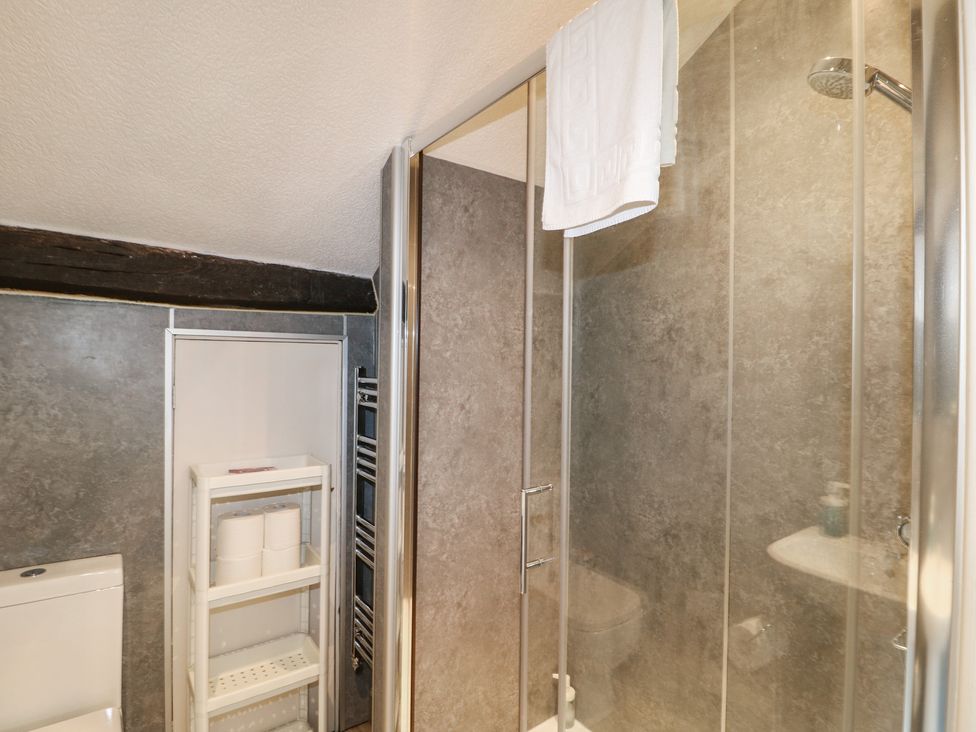 A bathroom with shower and toilet at Hambleton House in Castle Donington