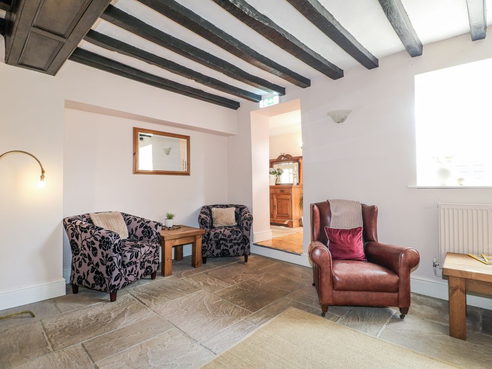 A living room with chairs and a table at Hambleton House in Castle Donington