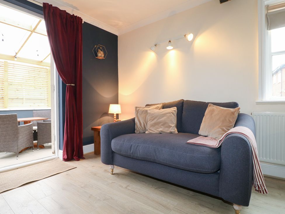 A living room with a sofa and a table at Hambleton House in Castle Donington