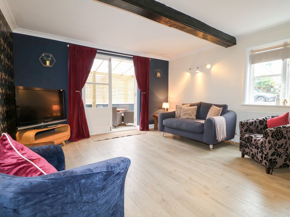 A living room with a television and sofa at Hambleton House in Castle Donington