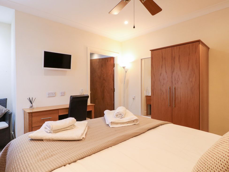 A bedroom with a bed and wardrobe at Hambleton House in Castle Donington