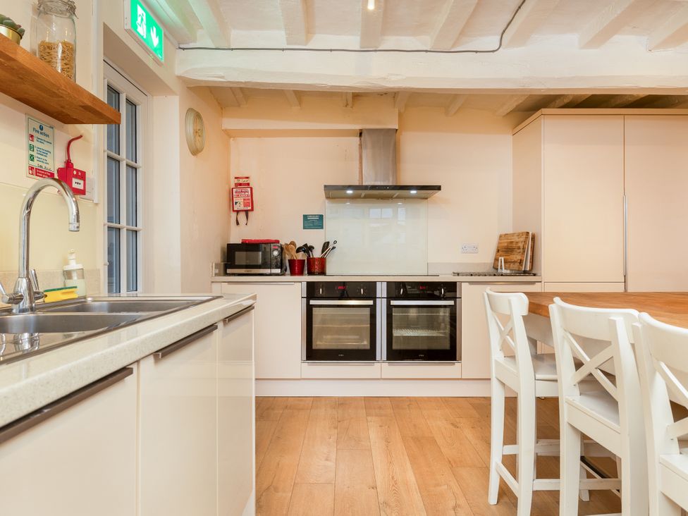 A kitchen with cooking appliances and seating area at Hambleton House in Castle Donington
