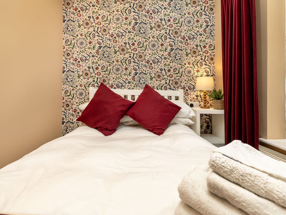 A bedroom with a bed and bedside table at Hambleton House in Castle Donington