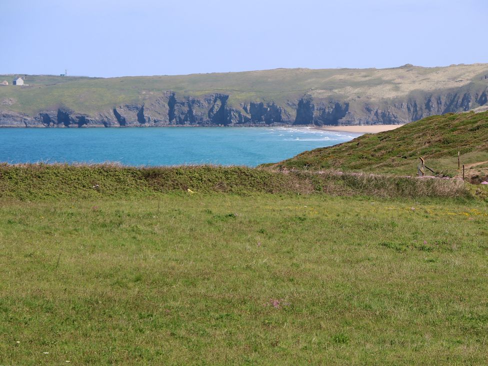 A view of the ocean and cliffs at Sandpiper in Perranporth