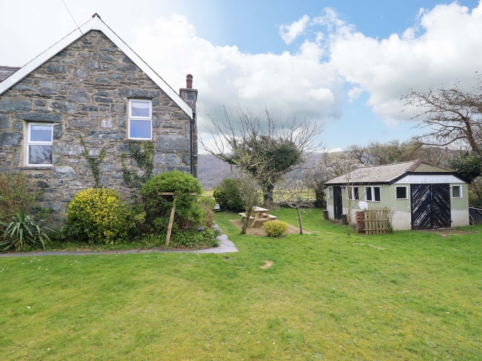 A garden with a house and shed at Glyn Morfa Harlech