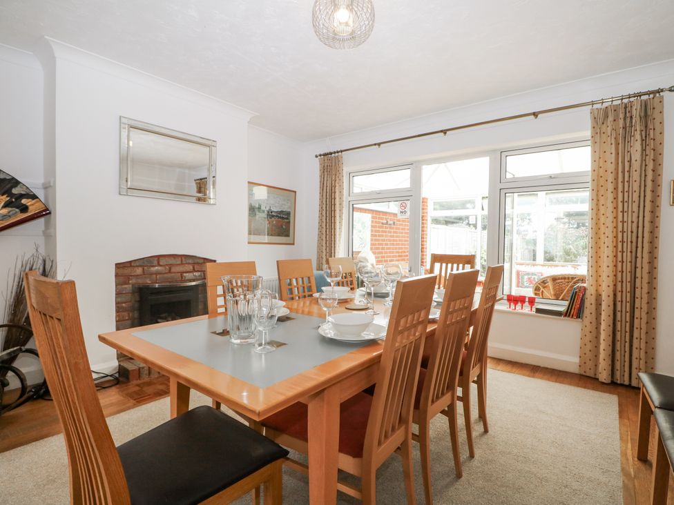 A dining room with a table and chairs at Sea Dreams in Goring-By-Sea