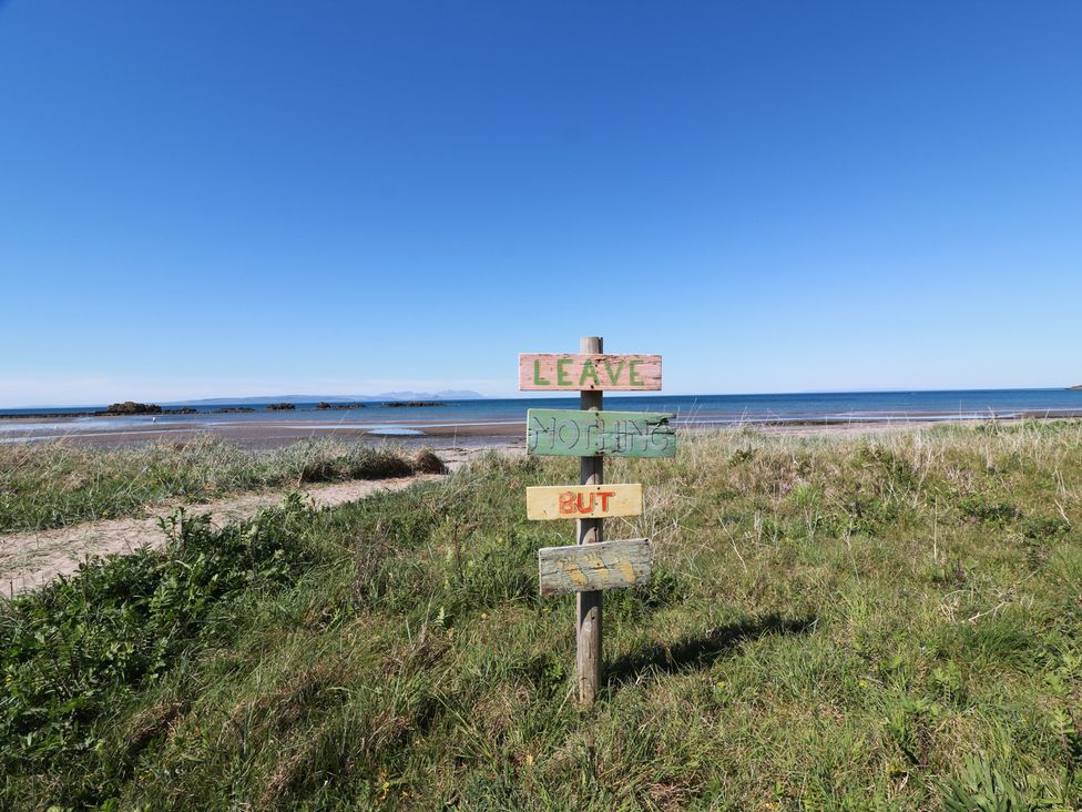 A sign in grass near the ocean at Meadowbank in Maidens