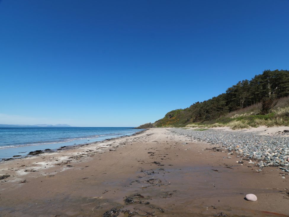 A beach with sand and water at Meadowbank in Maidens