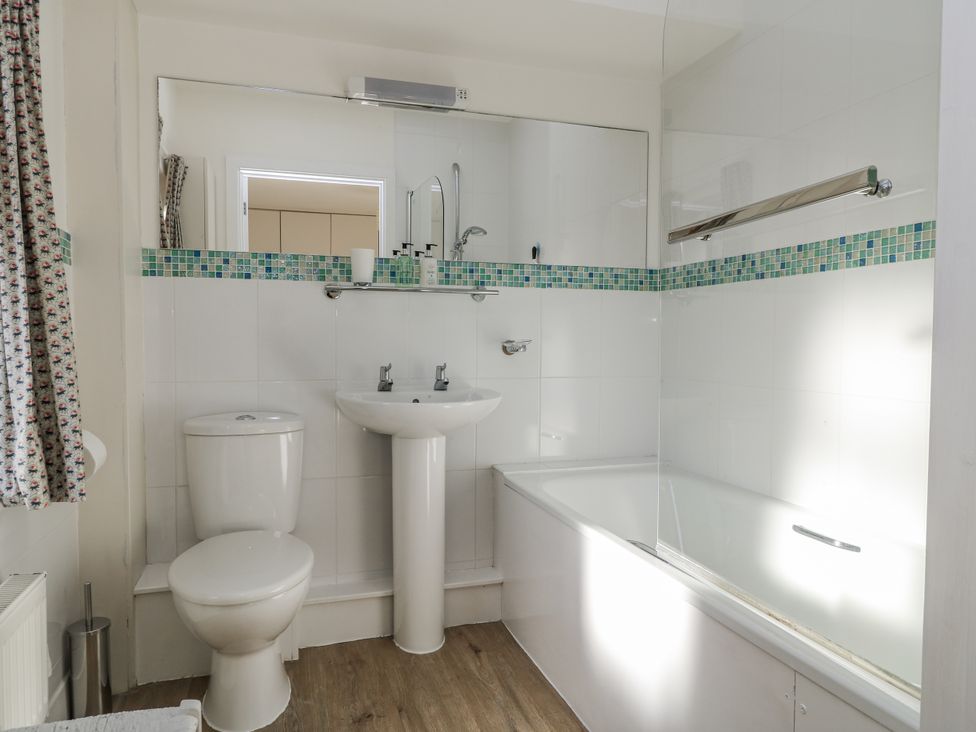 A bathroom with a toilet, sink, and bathtub at Keepers Cottage in West Knoyle