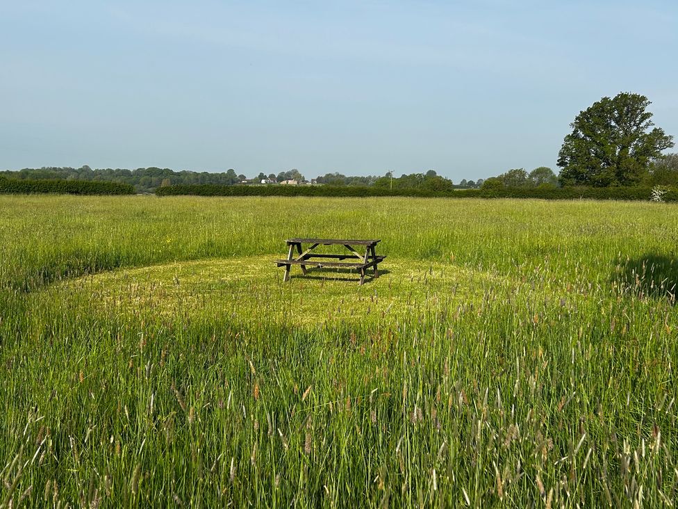 A picnic table in a grassy field at Keepers Cottage in West Knoyle