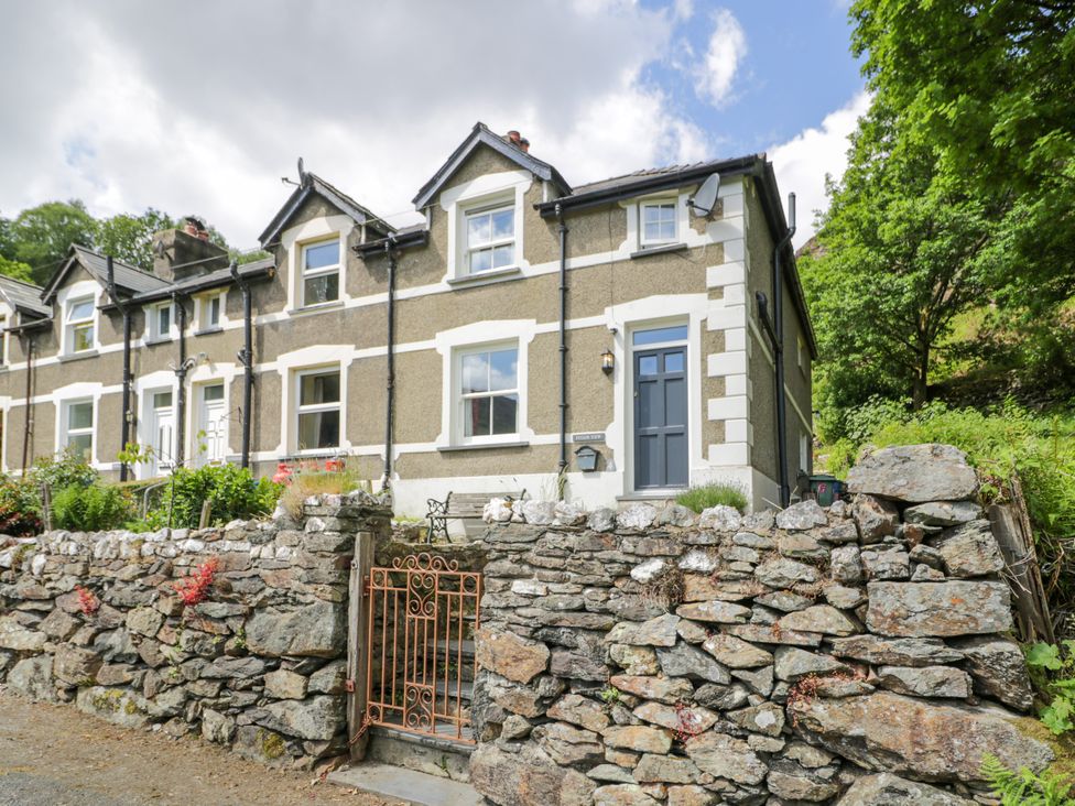 A house with a stone wall and gate at Sygun View in Beddgelert