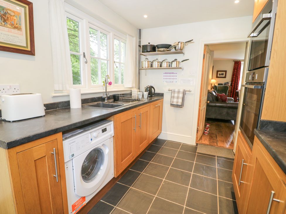 A kitchen with a washing machine and toaster at Sygun View in Beddgelert