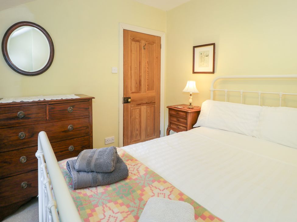 A bedroom with a bed and dresser at Sygun View in Beddgelert