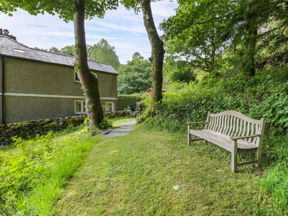An outdoor area with a bench and path near a house at Sygun View in Beddgelert