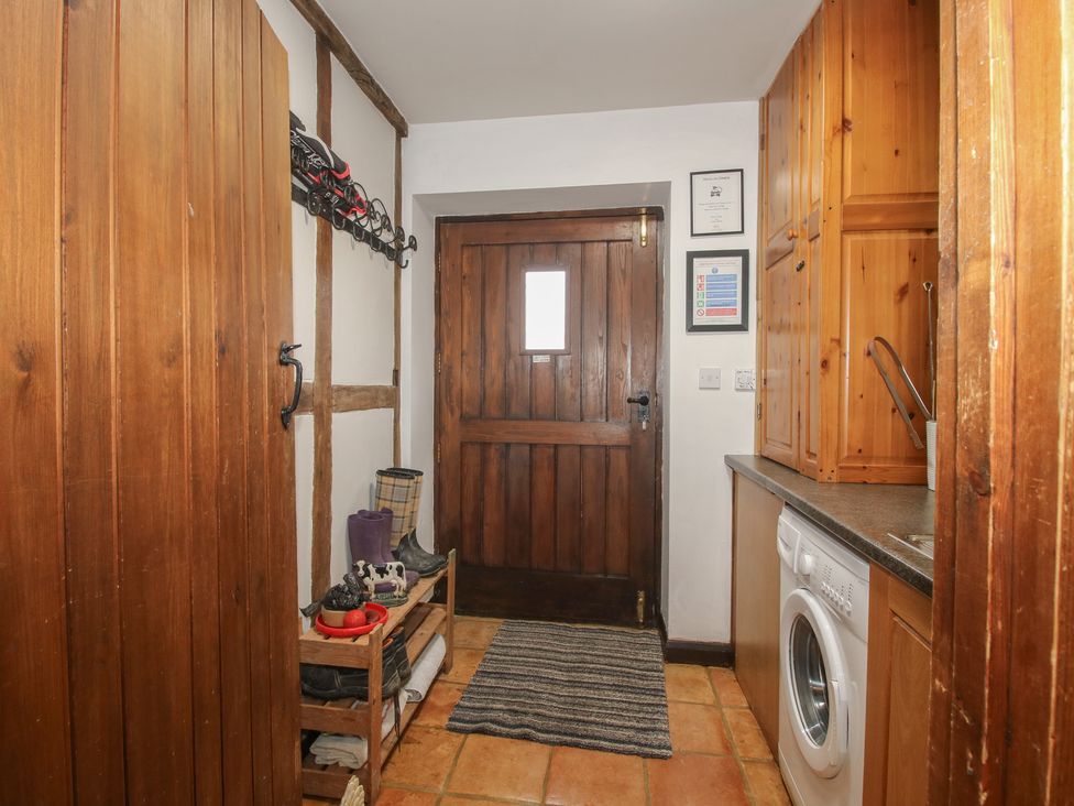 A utility room with a washing machine at Corn House in Cardington
