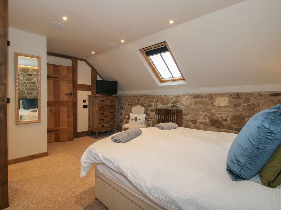 A bedroom with a bed and chest of drawers at Corn House in Cardington
