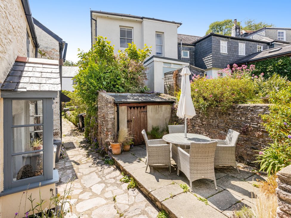 A garden with a dining table and chairs at 3 Glendale Cottages Dittisham near Dartmouth