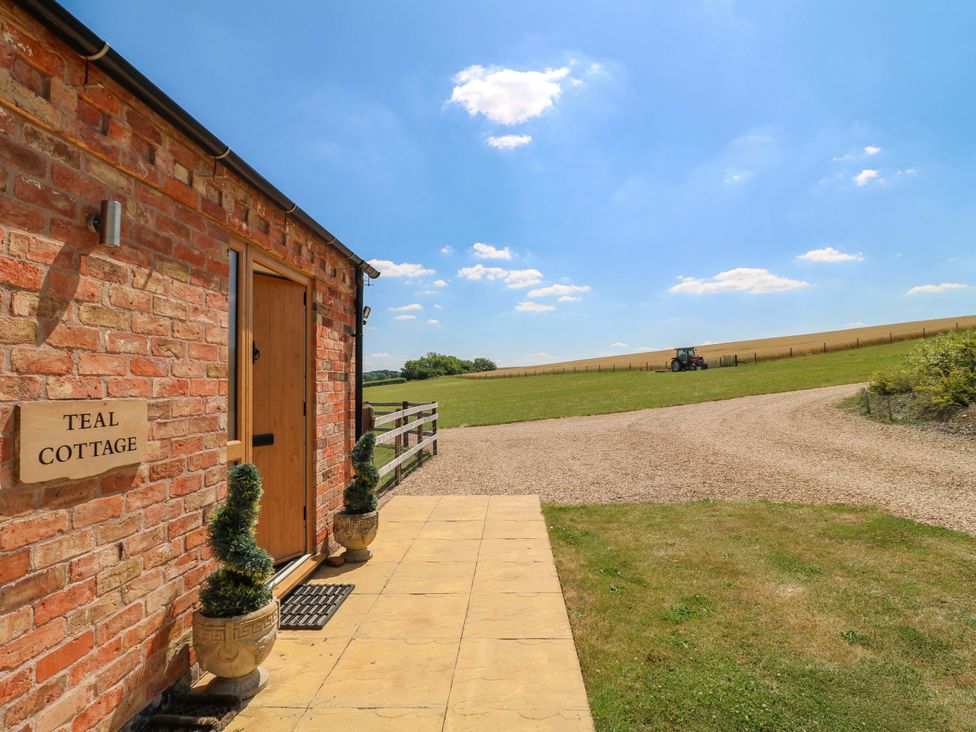 The entrance of Teal Cottage with a sign and driveway in Melton Mowbray