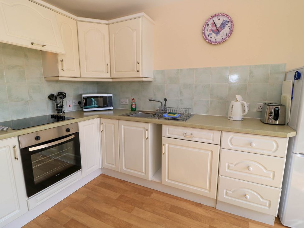 A kitchen with an oven and microwave at Little Barn in Cucklington near Wincanton