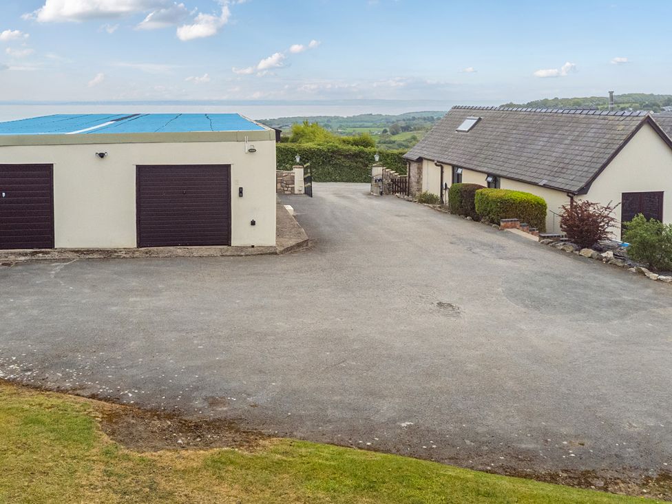 A property with a garage and house in Arosfa Axton near Trelawynd