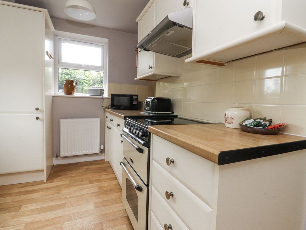 A kitchen with an oven and microwave at Bridgend Cottage Eastby near Embsay